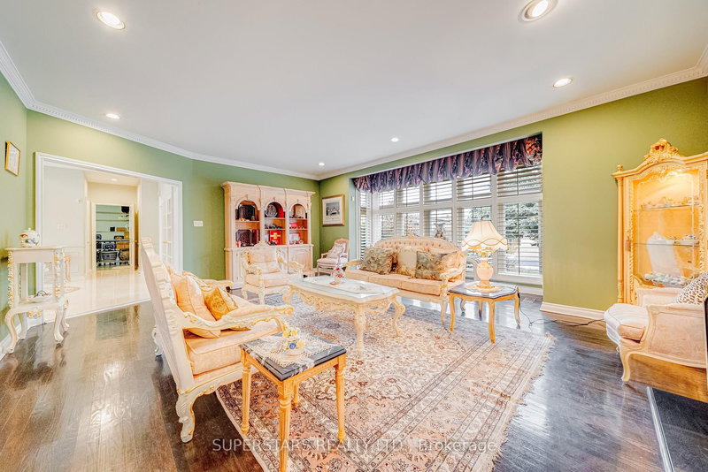 28 Edmund Cres, Richmond Hill, L4B 2X8 | Image 3