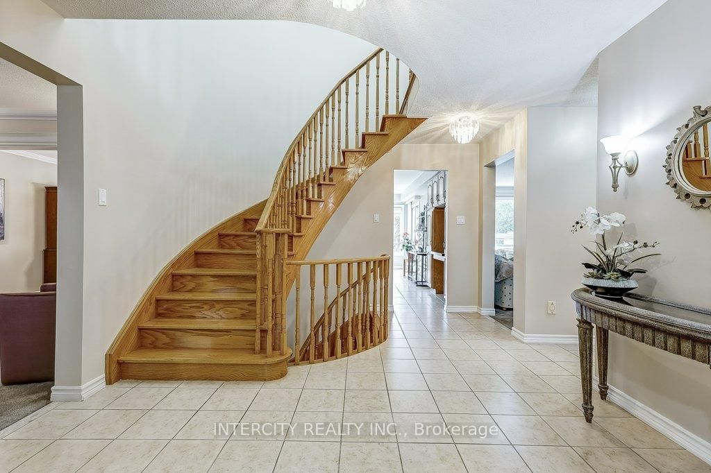 Detached House for sale at 21 Marylebone Crescent, Richmond Hill, Ontario, L4E 2L5 - Oak Ridges Lake Wilcox - MLS: N12894872