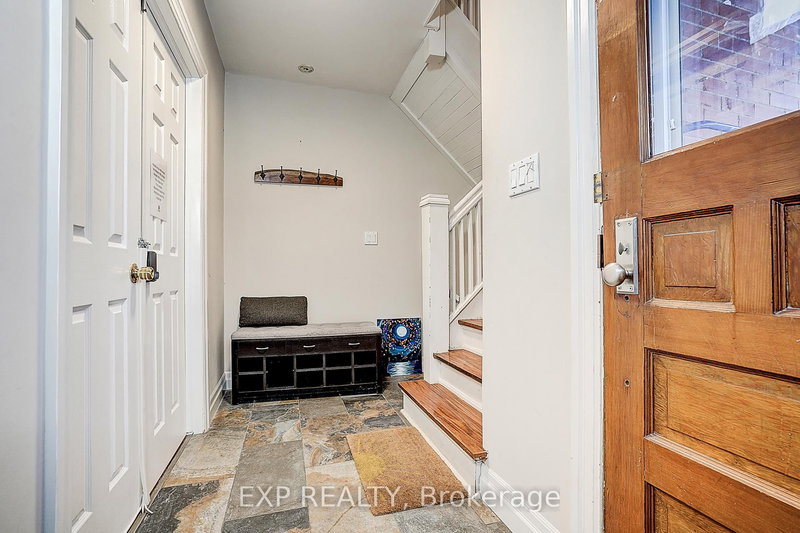 12 Vincent St, Newmarket, L3Y 4G2 | Image 2