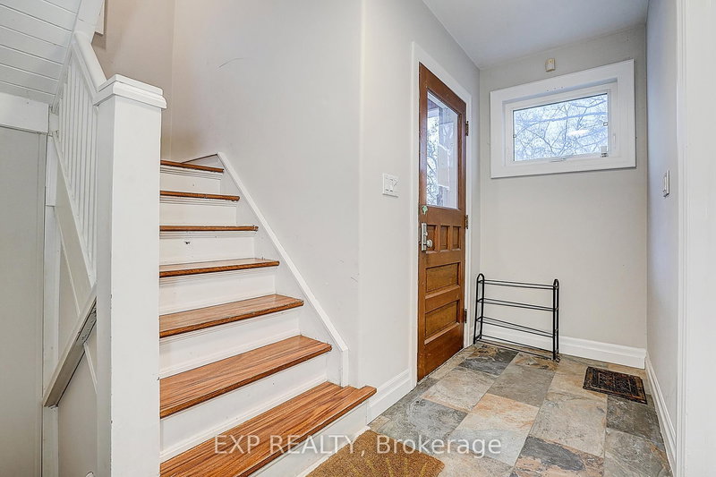 12 Vincent St, Newmarket, L3Y 4G2 | Image 3