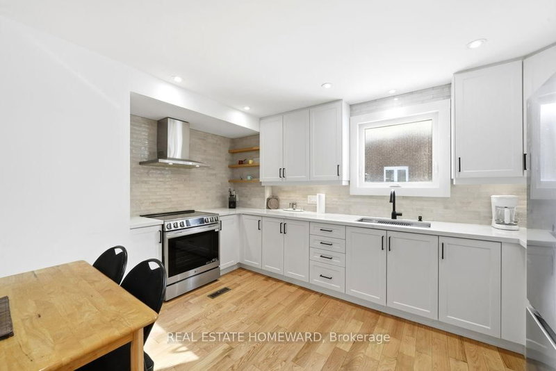 170 Harrison Dr, Newmarket, L3Y 6B9 | Image 3