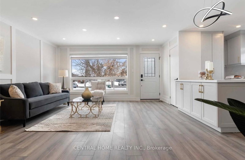 139 Maurice Crt, Newmarket, L3Y 2W1 | Image 2