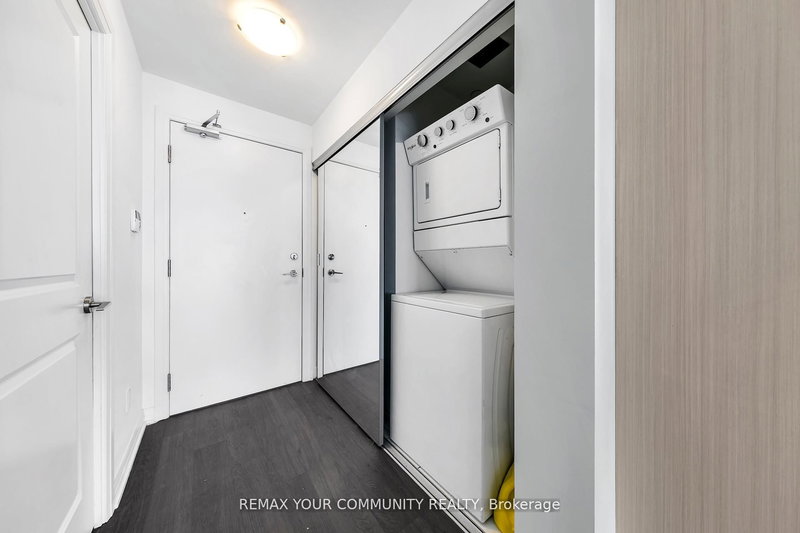 1807 - 65 Oneida Cres, Richmond Hill, L4B 0G9 | Image 2