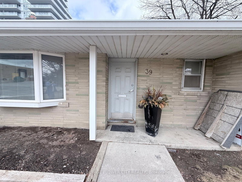 39 Parkside Dr, Newmarket, L3Y 4R7 | Image 3