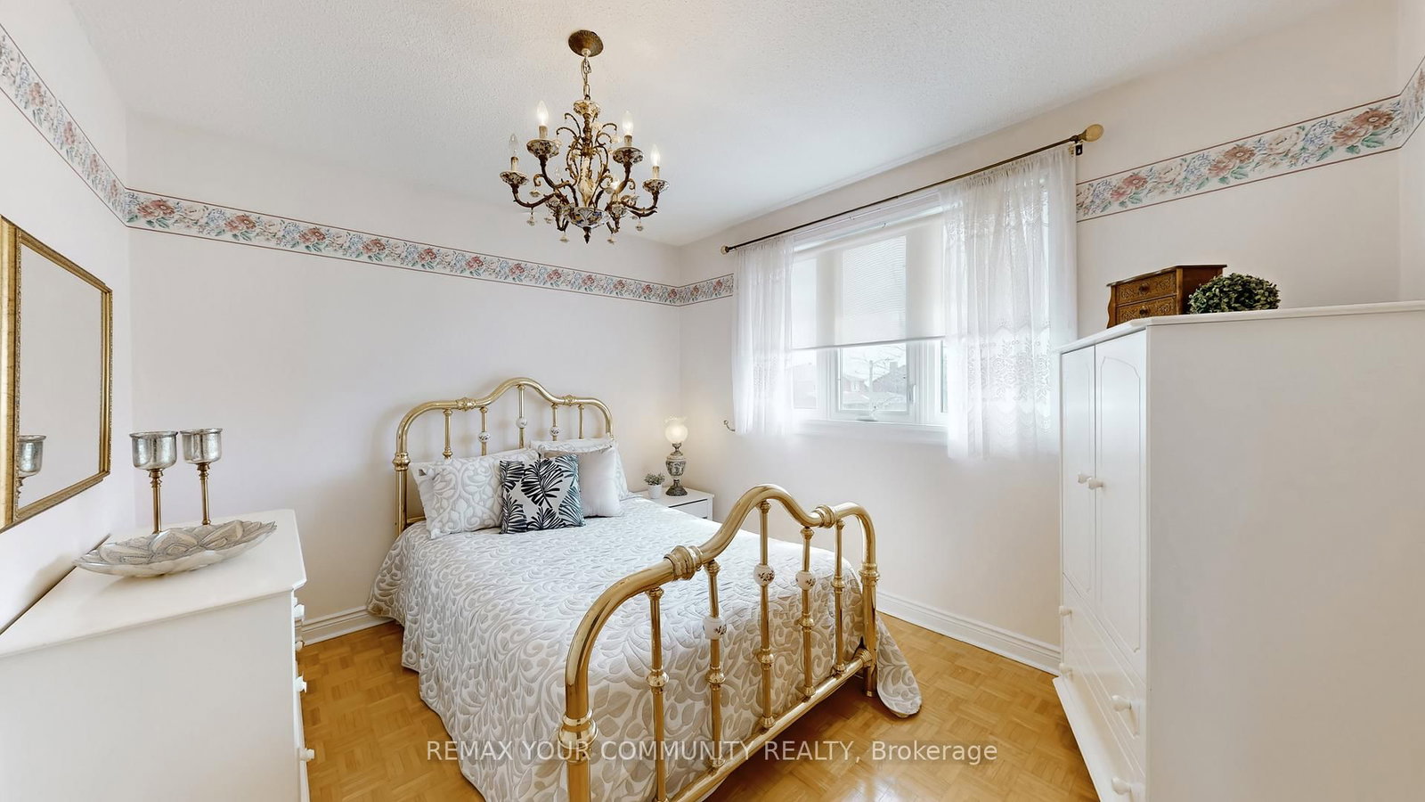 Detached House for sale at 10 Hollyburn Court, Vaughan, Ontario, L4L 6G2 - West Woodbridge - MLS: N12898032