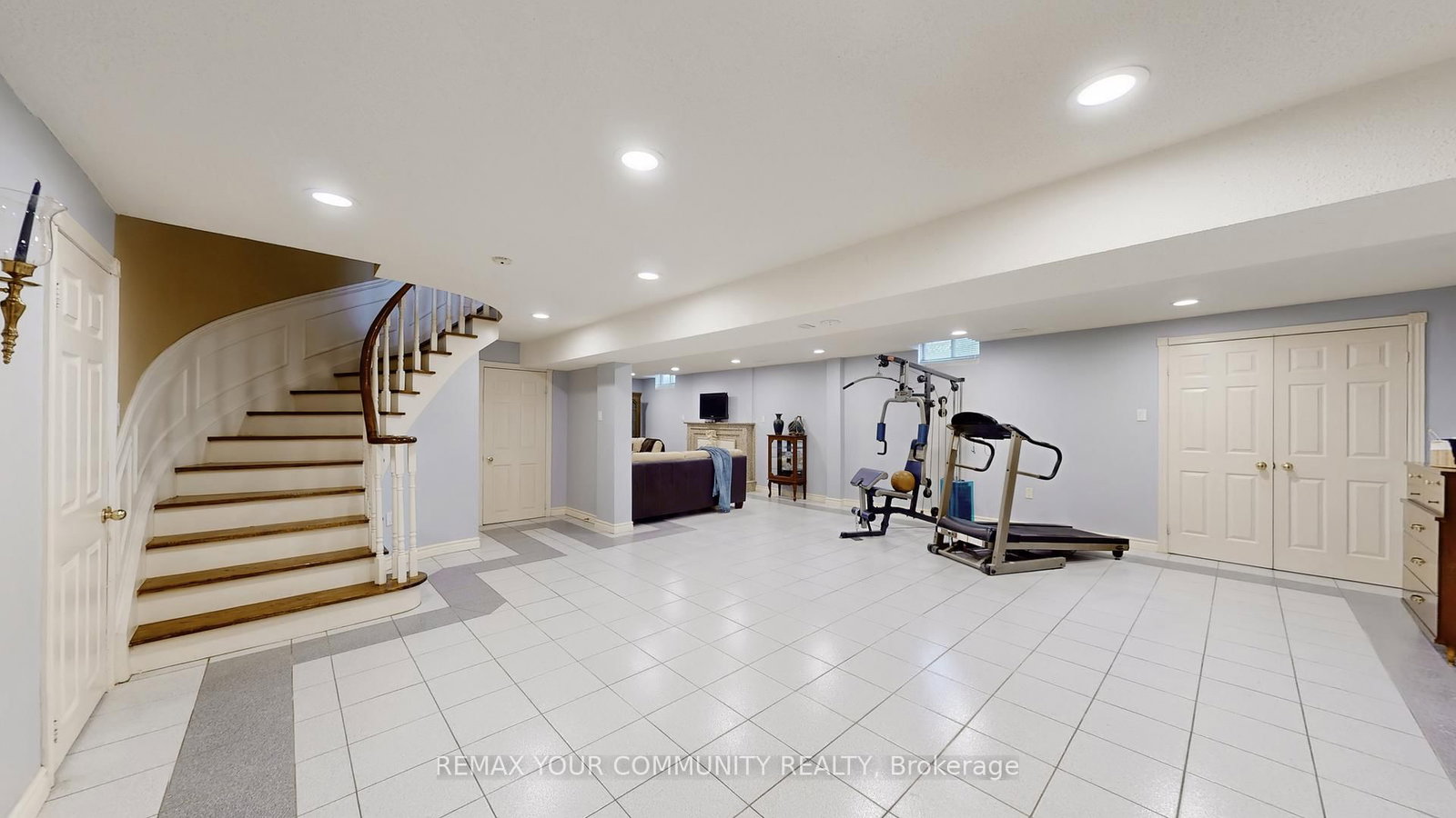 Detached House for sale at 10 Hollyburn Court, Vaughan, Ontario, L4L 6G2 - West Woodbridge - MLS: N12898032