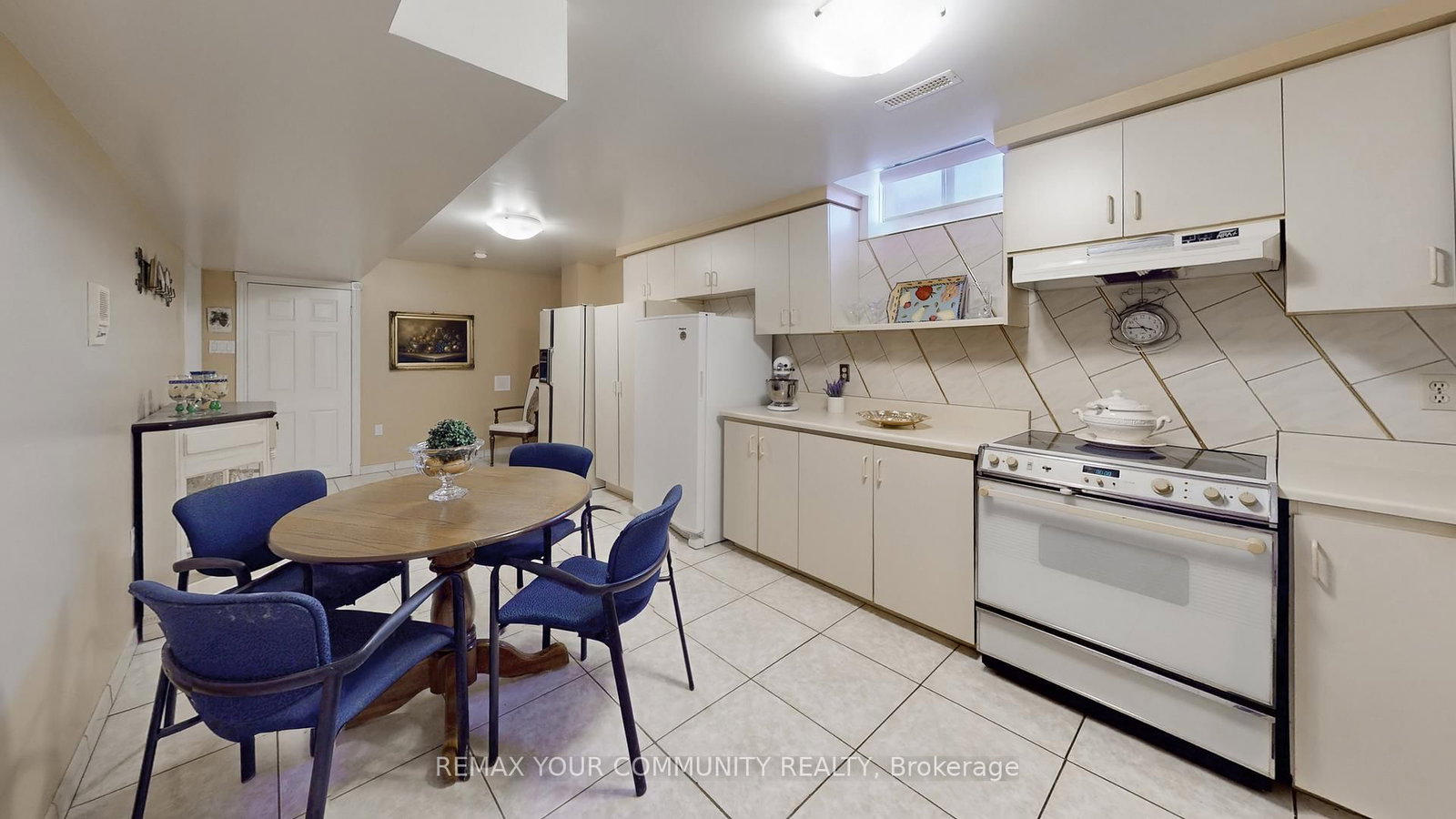 Detached House for sale at 10 Hollyburn Court, Vaughan, Ontario, L4L 6G2 - West Woodbridge - MLS: N12898032