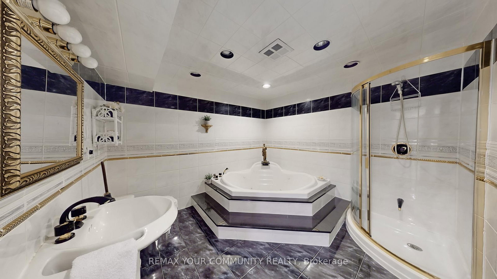 Detached House for sale at 10 Hollyburn Court, Vaughan, Ontario, L4L 6G2 - West Woodbridge - MLS: N12898032