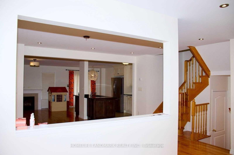 103 Sunridge St, Richmond Hill, L4E 3Z4 | Image 3