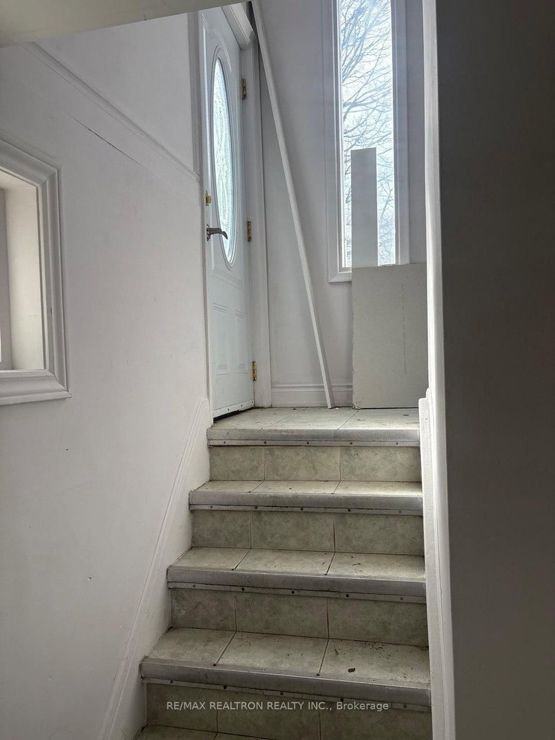 A - 431 Oceanside Ave, Richmond Hill, L4C 2Z7 | Image 2