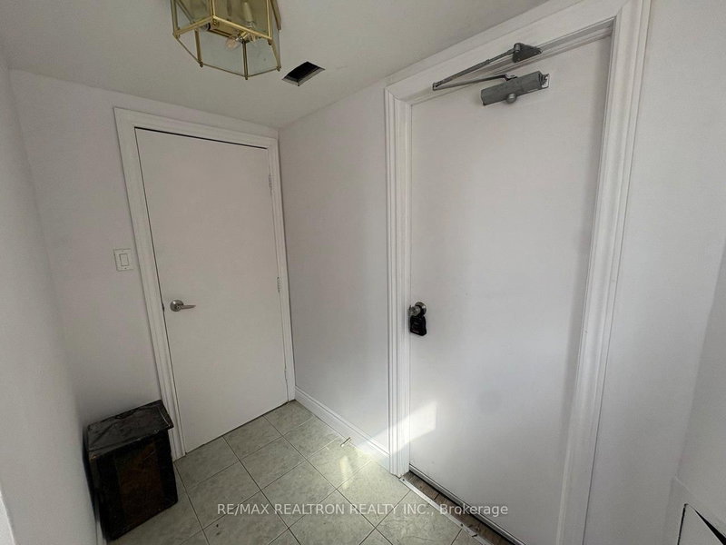 B - 431 Oceanside Ave, Richmond Hill, L4C 2Z7 | Image 3