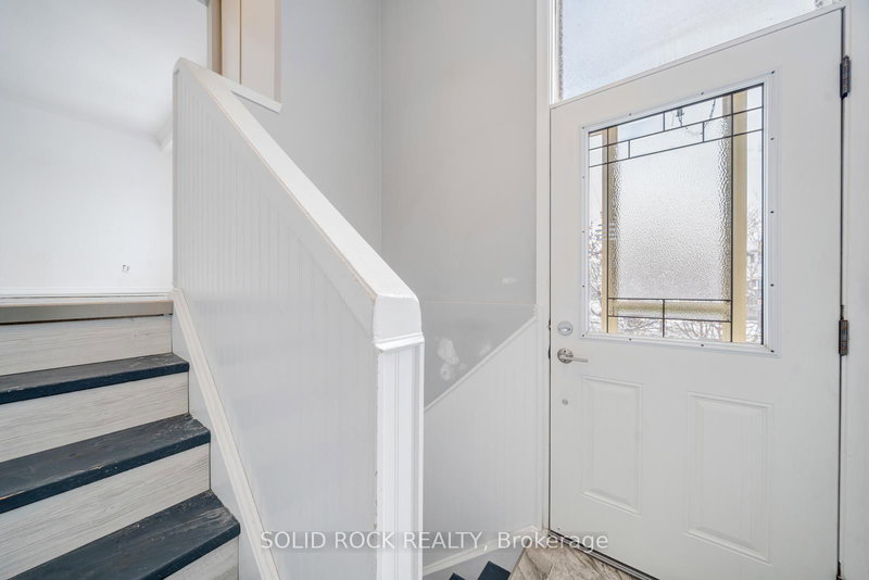 708 Jackson Crt, Newmarket, L3Y 5A6 | Image 2