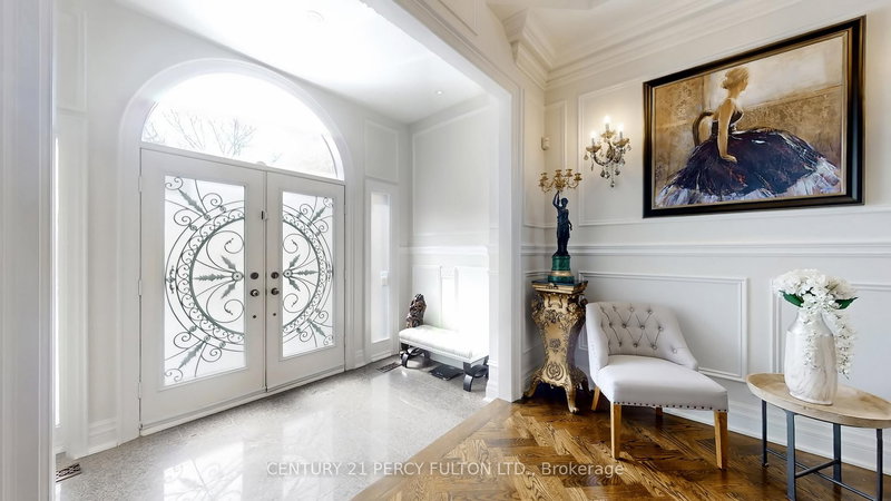 126 Old Surrey Lane, Richmond Hill, L4C 8S6 | Image 2