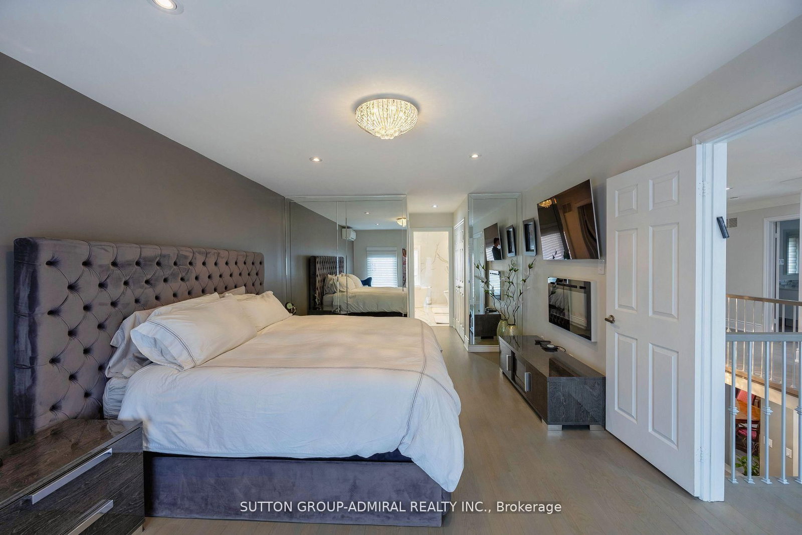 Detached House for sale at 1 Regent Street, Richmond Hill, Ontario, L4C 9A9 - Mill Pond - MLS: N12904302