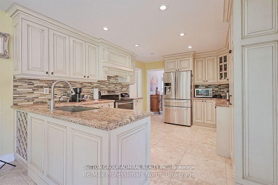 Detached House for sale at 8 Elmsley Drive, Richmond Hill, Ontario, L4C 8N1 - Observatory - MLS: N12905898