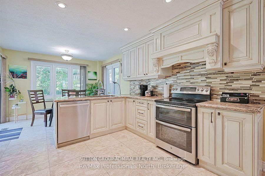 Detached House for sale at 8 Elmsley Drive, Richmond Hill, Ontario, L4C 8N1 - Observatory - MLS: N12905898