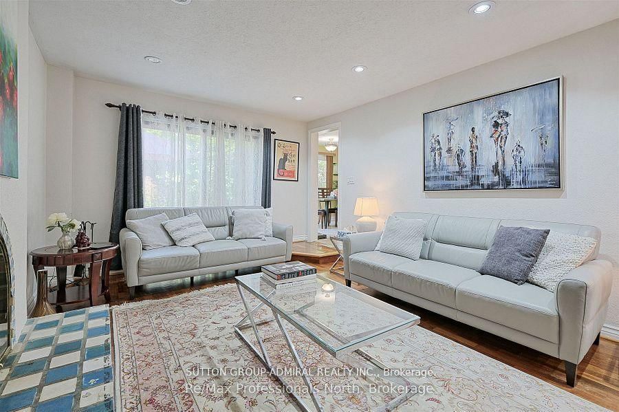 Detached House for sale at 8 Elmsley Drive, Richmond Hill, Ontario, L4C 8N1 - Observatory - MLS: N12905898