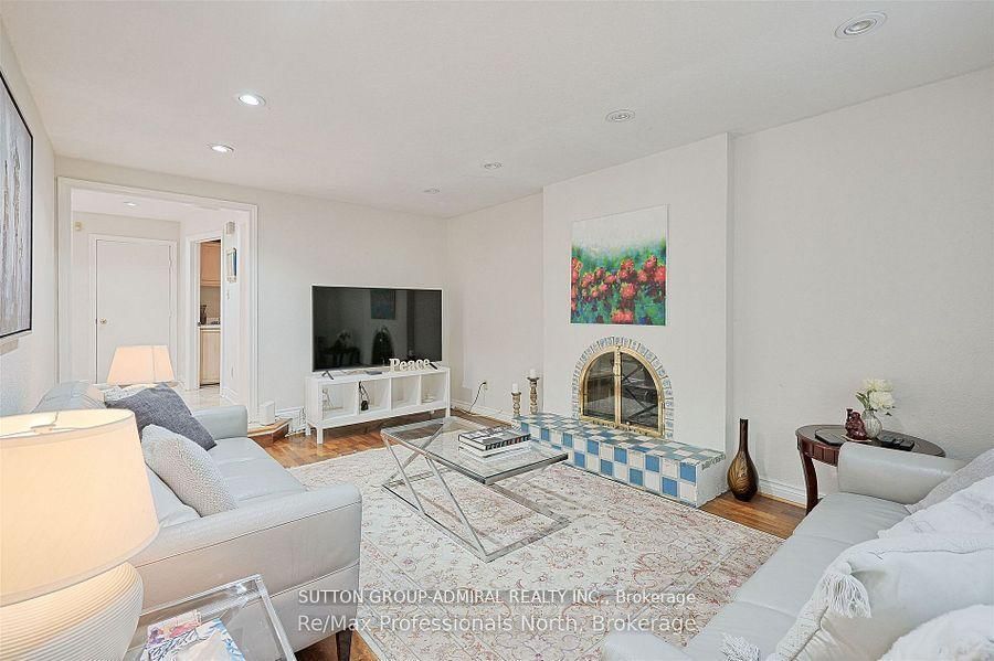 Detached House for sale at 8 Elmsley Drive, Richmond Hill, Ontario, L4C 8N1 - Observatory - MLS: N12905898