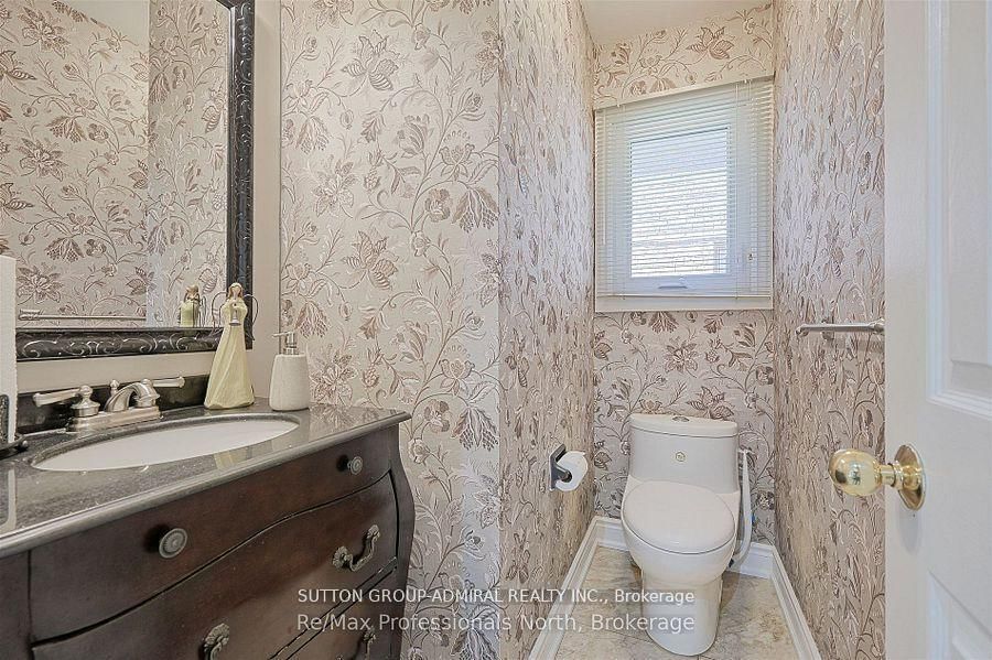 Detached House for sale at 8 Elmsley Drive, Richmond Hill, Ontario, L4C 8N1 - Observatory - MLS: N12905898