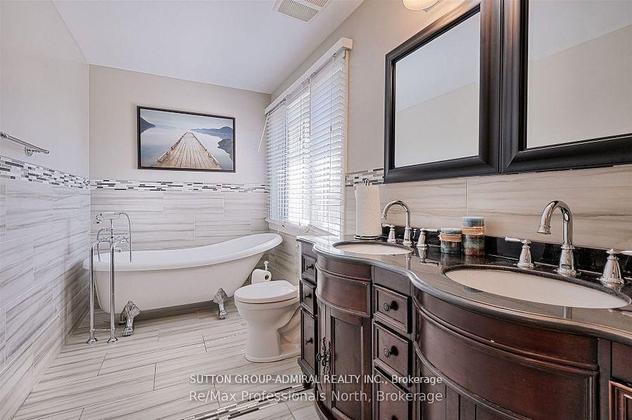 Detached House for sale at 8 Elmsley Drive, Richmond Hill, Ontario, L4C 8N1 - Observatory - MLS: N12905898