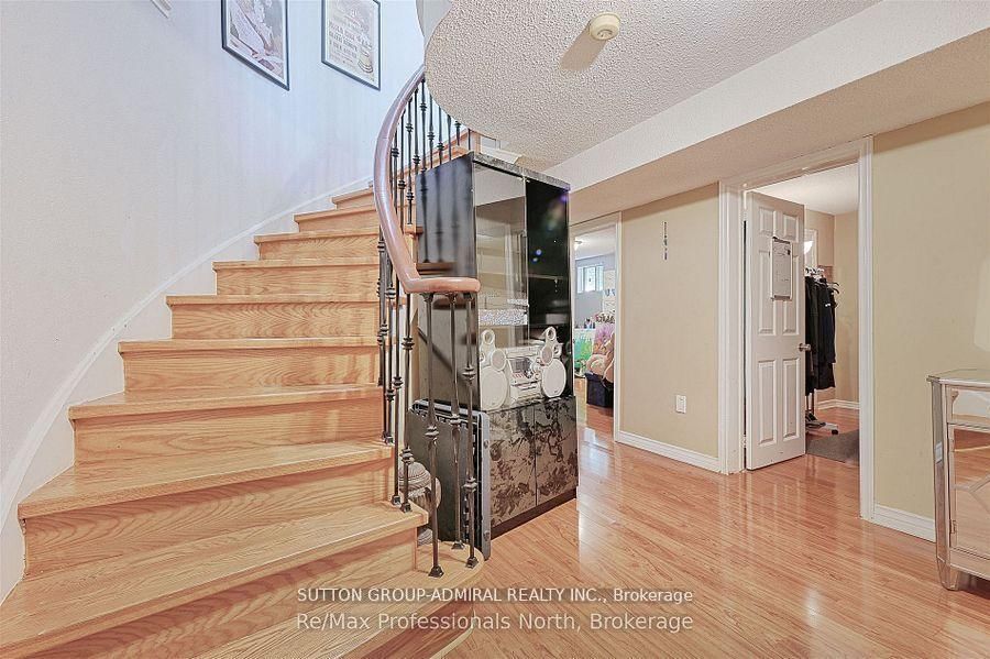 Detached House for sale at 8 Elmsley Drive, Richmond Hill, Ontario, L4C 8N1 - Observatory - MLS: N12905898