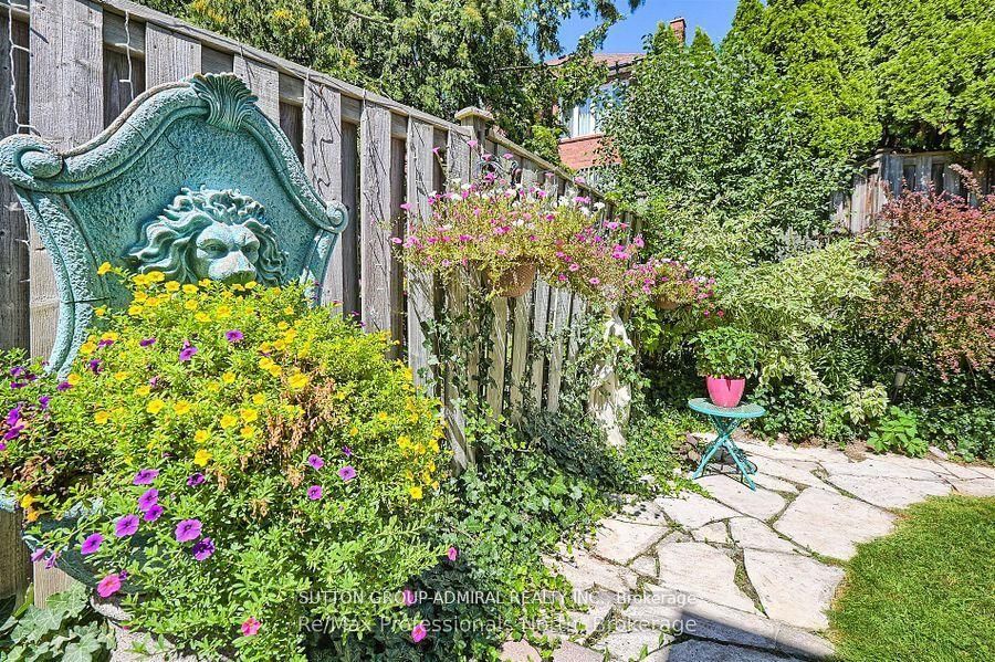 Detached House for sale at 8 Elmsley Drive, Richmond Hill, Ontario, L4C 8N1 - Observatory - MLS: N12905898