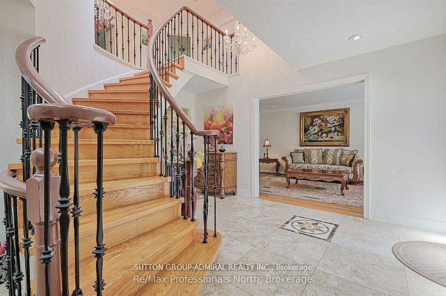 Detached House for sale at 8 Elmsley Drive, Richmond Hill, Ontario, L4C 8N1 - Observatory - MLS: N12905898