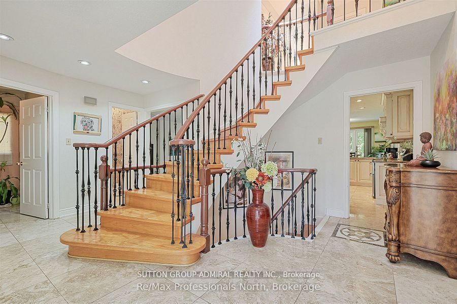 Detached House for sale at 8 Elmsley Drive, Richmond Hill, Ontario, L4C 8N1 - Observatory - MLS: N12905898