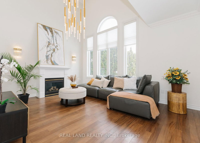 5 Rochester Hill St, Richmond Hill, L4S 2M6 | Image 2