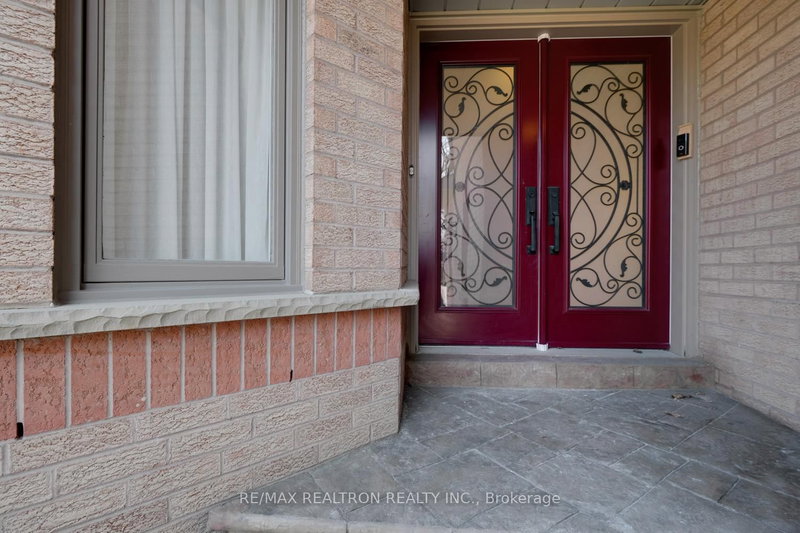 10 Chiswick Cres, Aurora, L4G 6N9 | Image 2