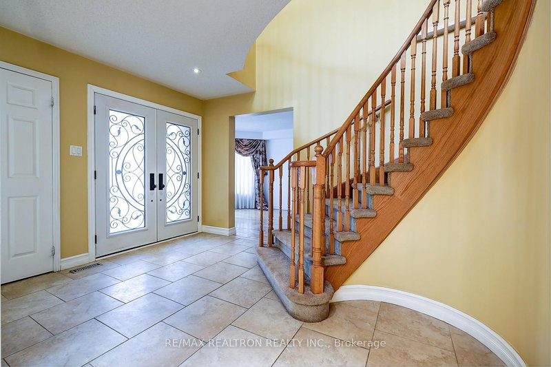 10 Chiswick Cres, Aurora, L4G 6N9 | Image 3