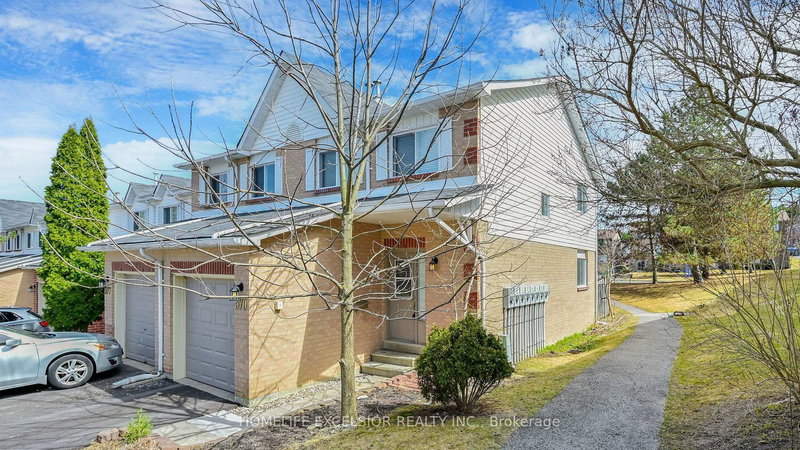 1 - 579 Gibney Cres, Newmarket, L3X 1Y3 | Image 2