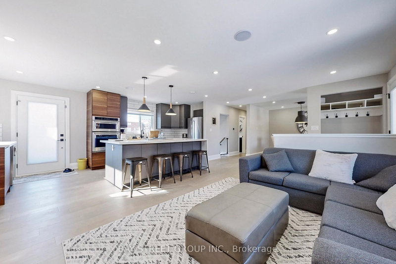 646 Simcoe Rd, Bradford West Gwillimbury, L3Z 4A9 | Image 3