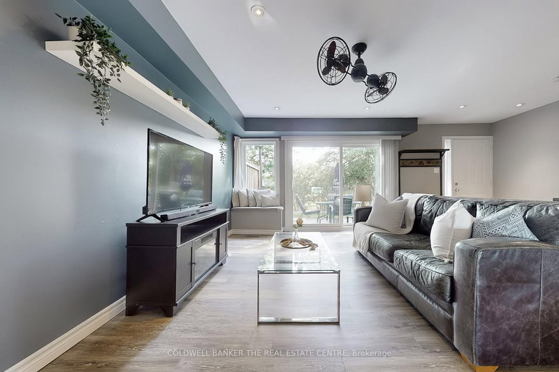 195 - 195 Milestone Cres, Aurora, L4G 3M2 | Image 2