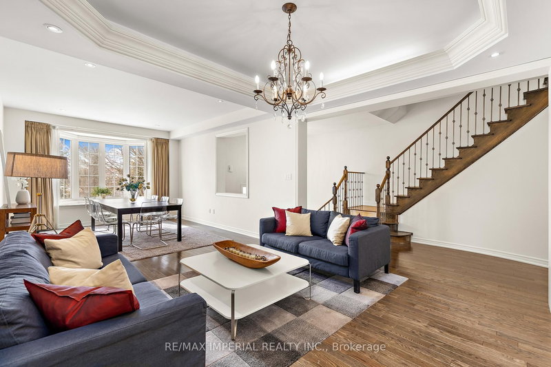 16 Carriage House Crt, Richmond Hill, L4E 4V3 | Image 2