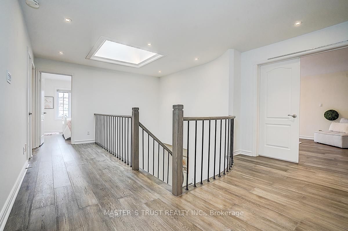 Detached House for sale at 10 Melchior Crescent, Markham, Ontario, L3R 8Z6 - Buttonville - MLS: N12910796