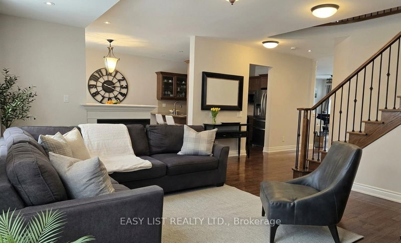 374 Dowson Loop, Newmarket, L3X 3G3 | Image 3