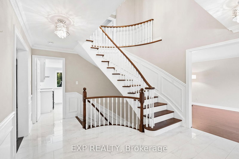 17 Gordon Rowe Cres, Richmond Hill, L4C 8S3 | Image 2