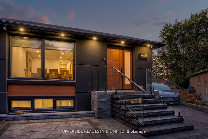 61 Marlin Crt, Newmarket, L3Y 2W7 | Image 2