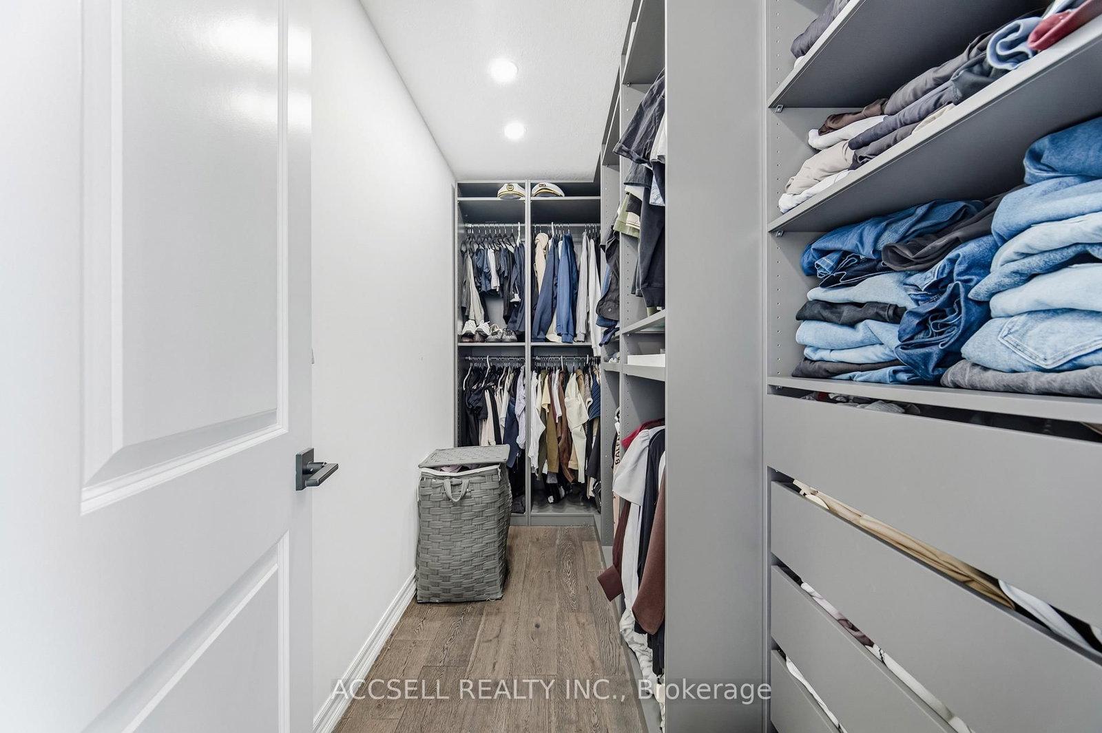 Detached House for sale at 154 Strachan Trail, New Tecumseth, Ontario, L0G 1A0 - Beeton - MLS: N12915438