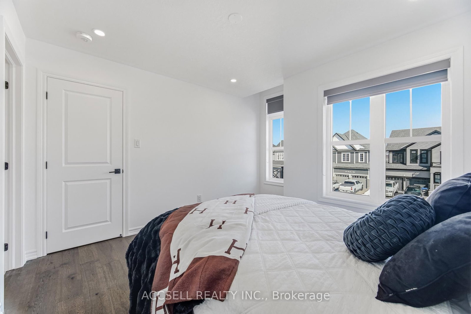 Detached House for sale at 154 Strachan Trail, New Tecumseth, Ontario, L0G 1A0 - Beeton - MLS: N12915438