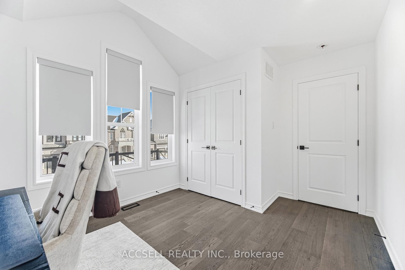 Detached House for sale at 154 Strachan Trail, New Tecumseth, Ontario, L0G 1A0 - Beeton - MLS: N12915438