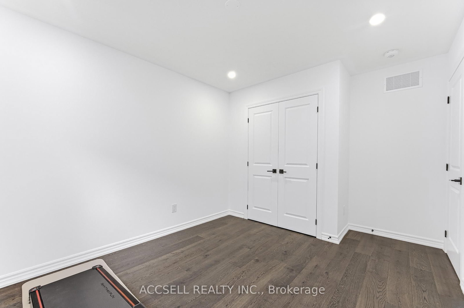 Detached House for sale at 154 Strachan Trail, New Tecumseth, Ontario, L0G 1A0 - Beeton - MLS: N12915438