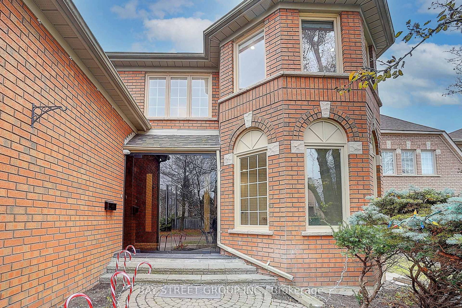 Detached House for sale at 8 Mooreland Court, Markham, Ontario, L3P 7P8 - Markham Village - MLS: N12916336