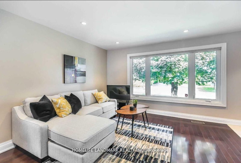 286 Gells Rd, Richmond Hill, L4C 3A4 | Image 2