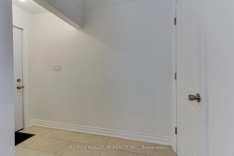 36 Farr Ave, East Gwillimbury, L0G 1V0 | Image 2