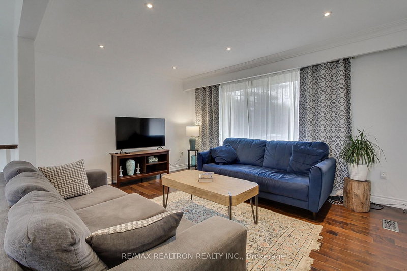 36 Farr Ave, East Gwillimbury, L0G 1V0 | Image 3