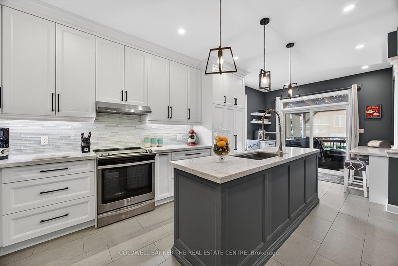 33 Booth St, Bradford West Gwillimbury, L3Z 0A4 | Image 2