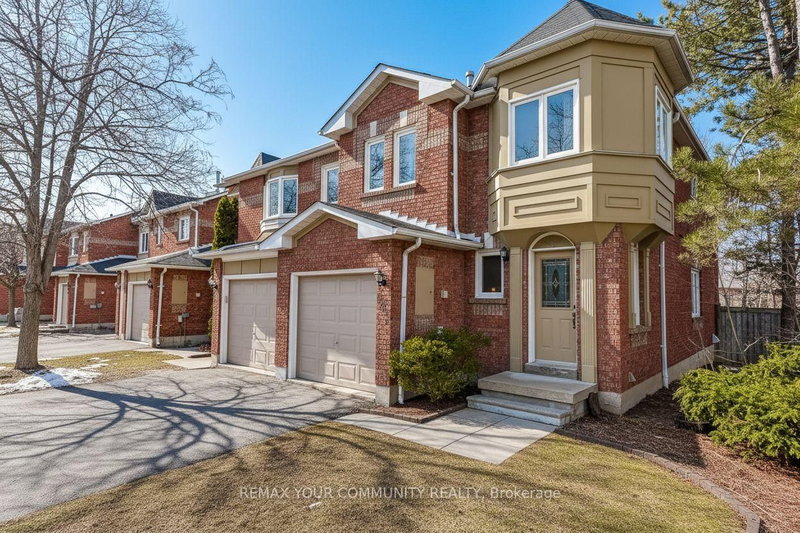 923 Caribou Valley Circ, Newmarket, L3X 1W9 | Image 2