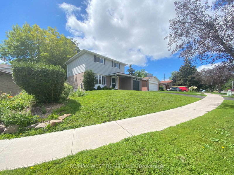 20 Britannia Ave, Bradford West Gwillimbury, L3Z 1A1 | Image 2